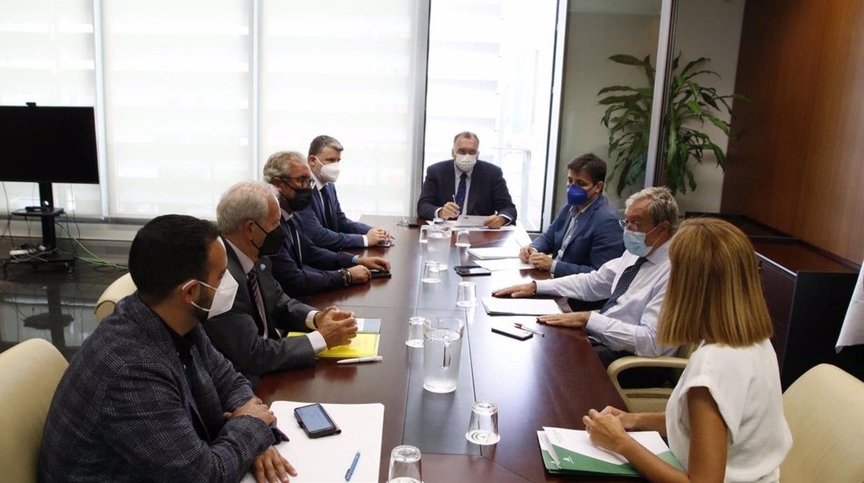 Reunión del consejero de Transformación Económica, Industria, Conocimiento y Universidades de la Junta de Andalucía, Rogelio Velasco, con el presidente del Clúster Marítimo Naval de Cádiz, José Luis García-Zaragoza.