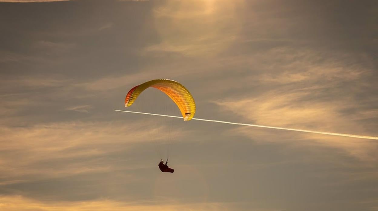 Imagen de archivo de un parapente.