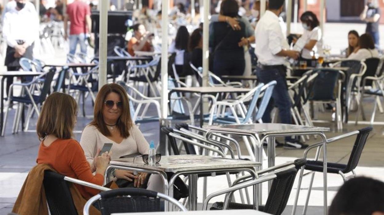 Ambiente en la terraza de un bar