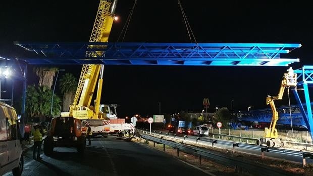 Instalado el tablero central de la nueva pasarela de San Juan de Aznalfarache sobre la autovía de Coria