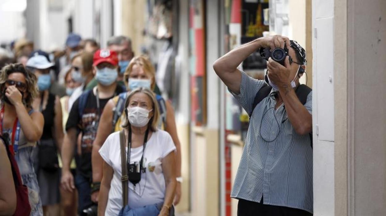 Un grupo de turistas por una calle