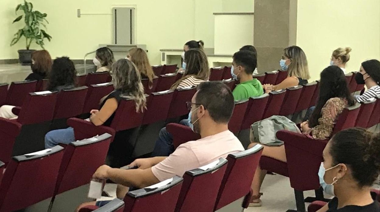 Algunos de los estudiantes durante la bienvenida.