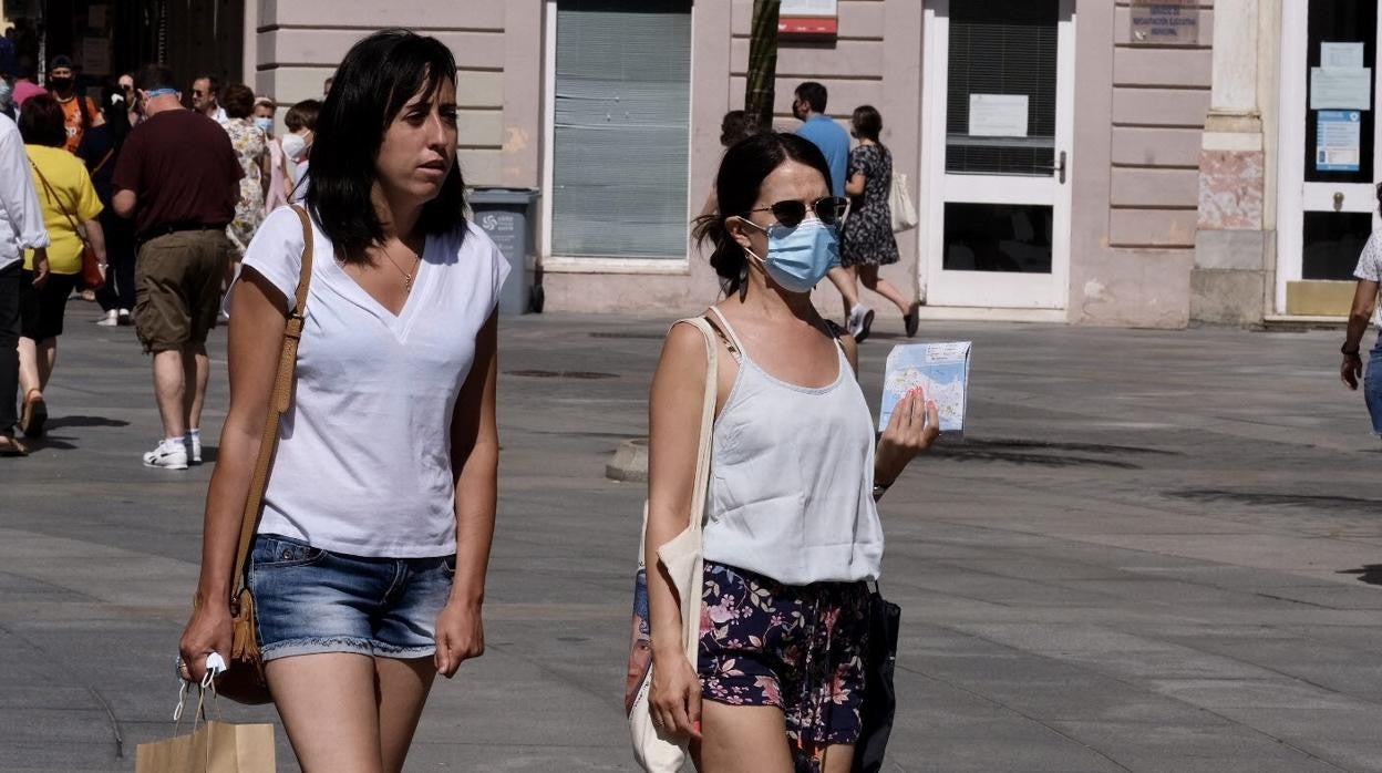 Dos mujeres paseando por el centro de Cádiz.