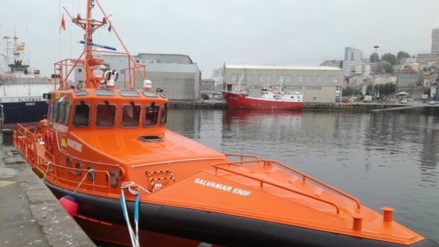 Trasladan al puerto de Algeciras a cuatro migrantes rescatados de una patera cerca de Barbate