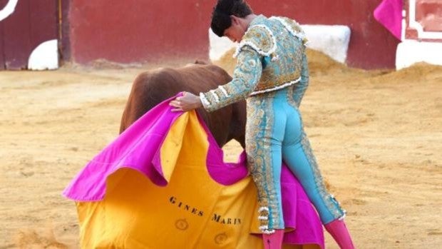 La terna a hombros en un festejo marcado por la falta de casta de los toros de Osborne