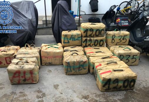 Interceptada una embarcación con 800 kilos de hachís en El Puerto