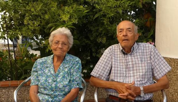 Miguel con Dora y Pepe con Mari llevan veraneando en Conil más de 40 años