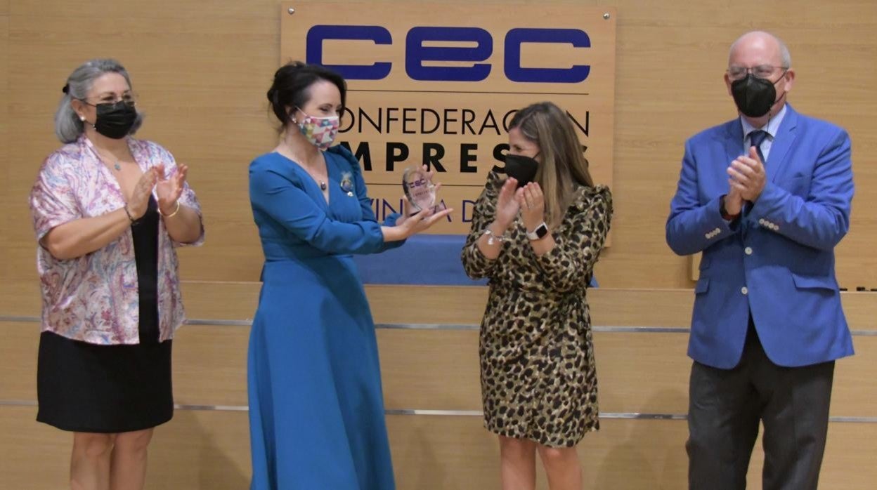 Momento de la entrega del premio.