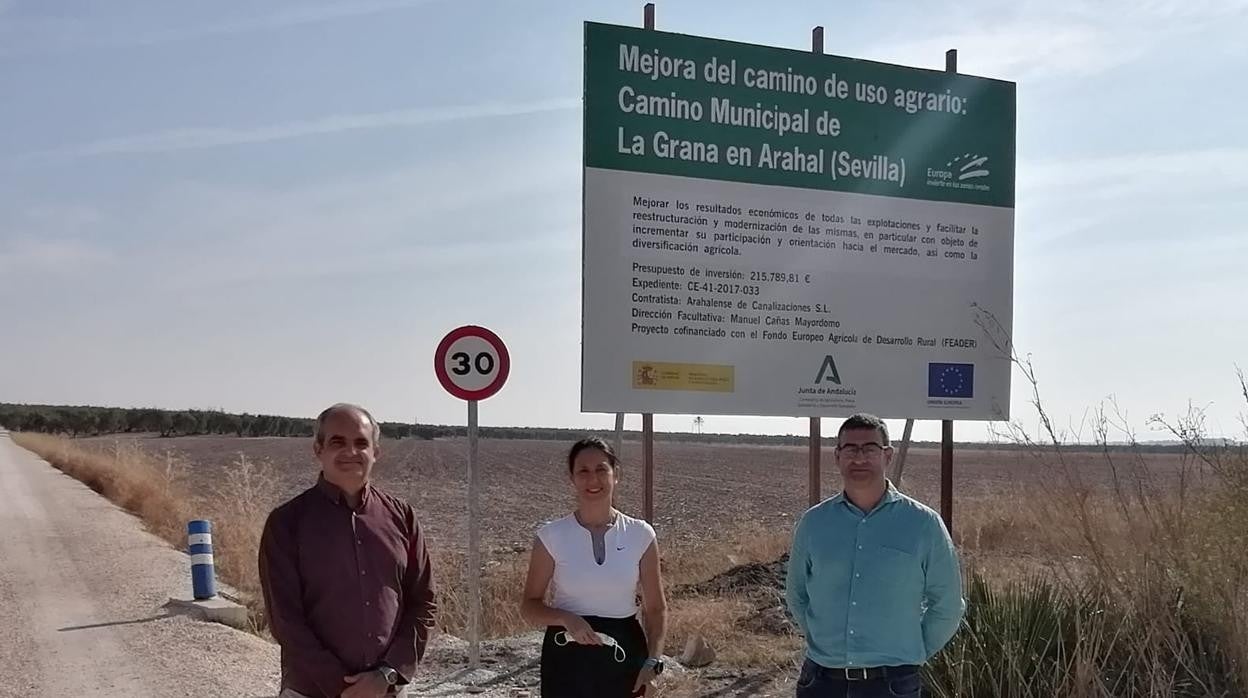 El alcalde de Arahal (izda.), Miguel Ángel Márquez, junto a la delegada territorial de Agricultura, Ganadería y Pesca, María Isabel Solís