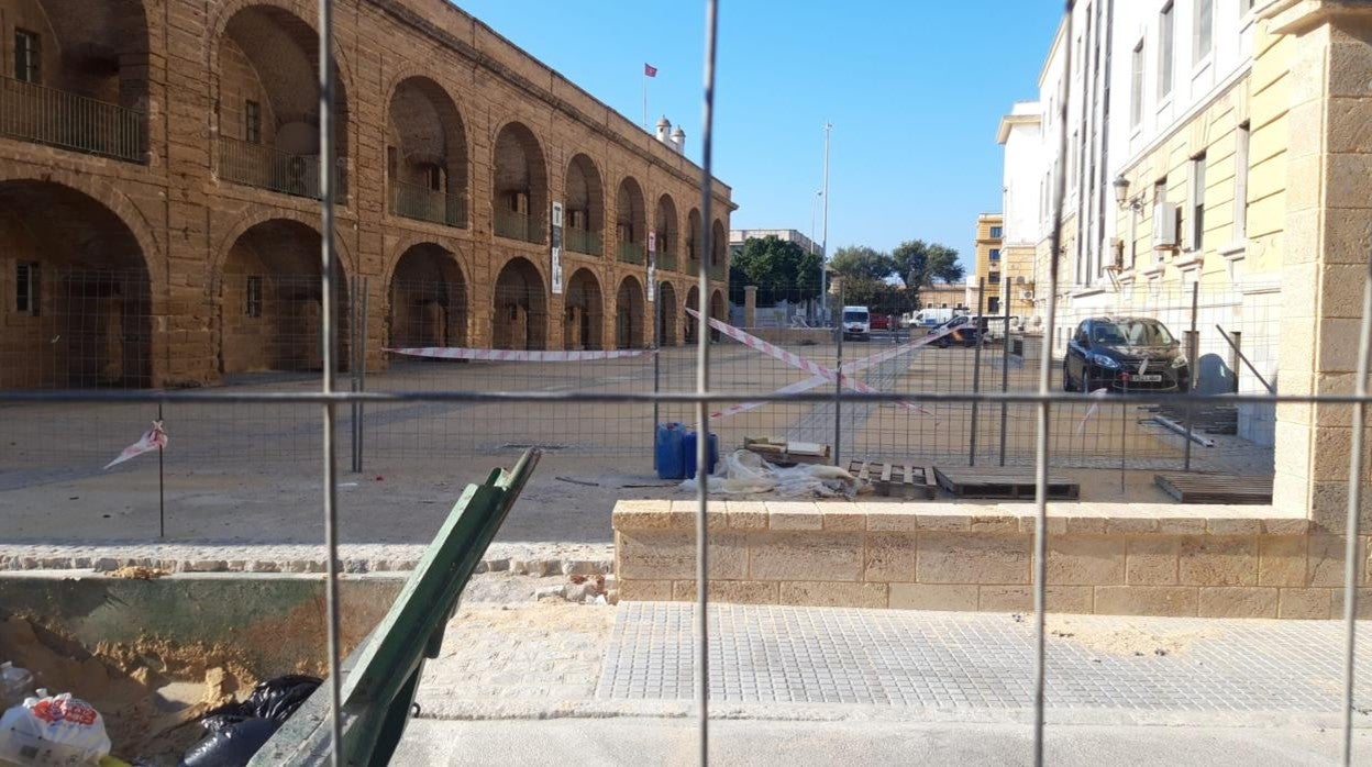 Las bóvedas de las Puerta de Tierra, valladas.