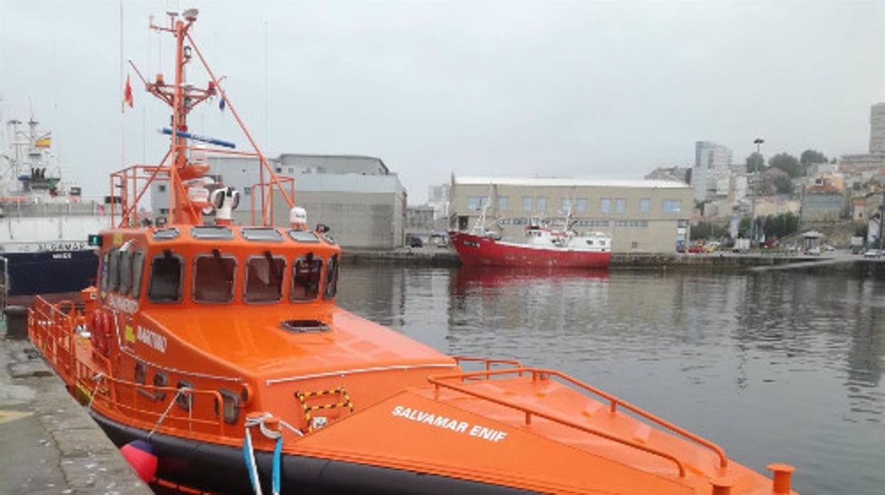 Trasladan al puerto de Algeciras a 51 personas rescatadas de una patera