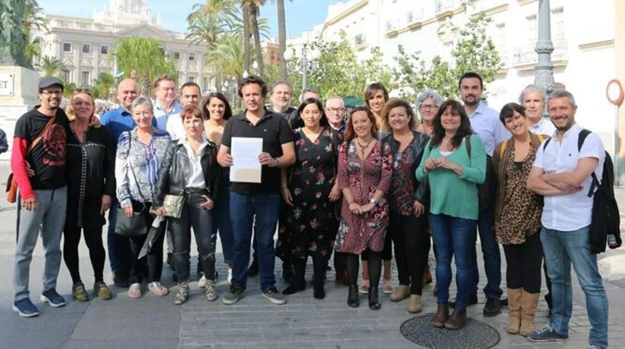 Las personas que integraban la candidatura de Adelante Cádiz, tras la firma del Código Ético en mayo de 2019.