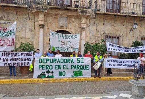 Los vecinos de Setefilla se manifestaron a las puertas del Ayuntamiento de Lora del Río