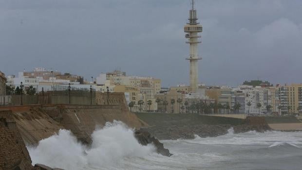 Previsto aviso amarillo este miércoles por oleaje en el litoral y la zona del Estrecho