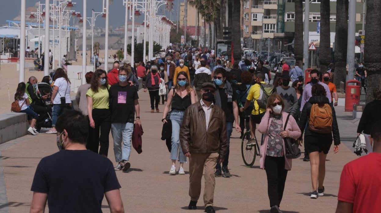 Personas por el Paseo Marítimo.