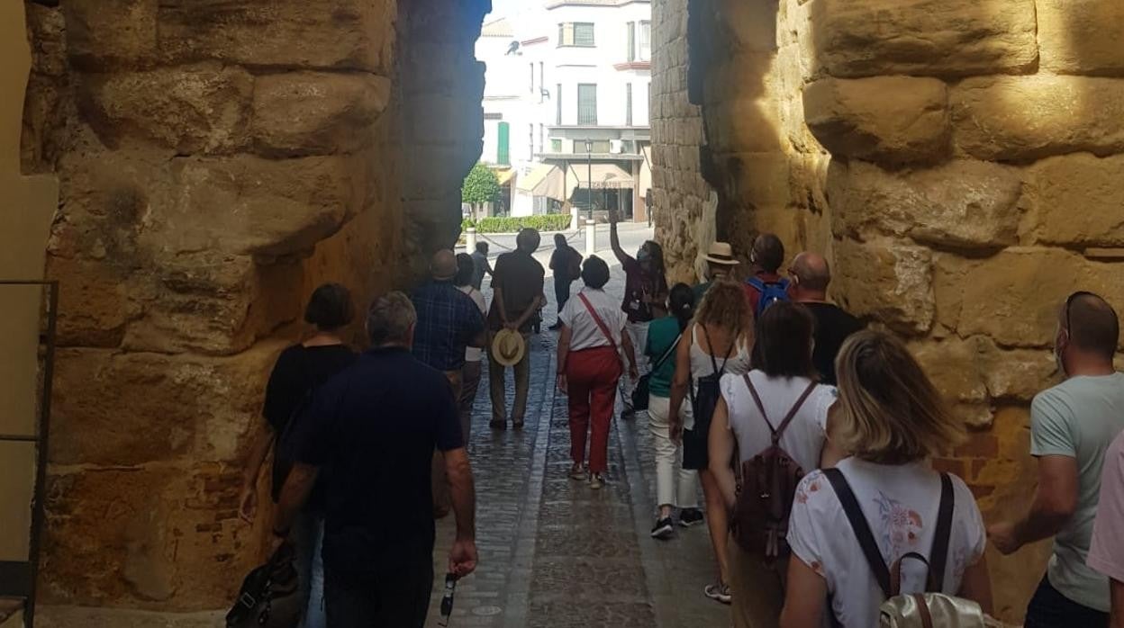 Un grupo de turistas en el Alcázar de la Puerta de Sevilla