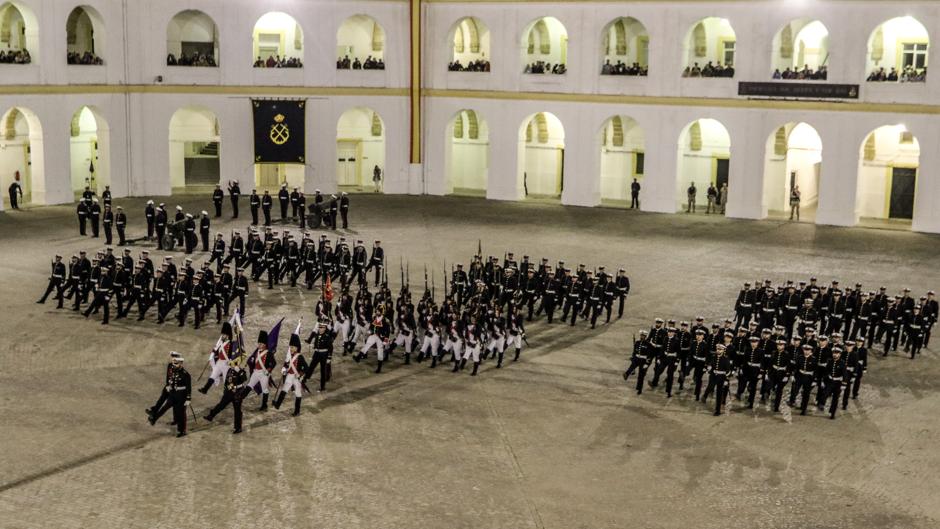 Vuelven los arriados solemnes al Tercio de Armada de San Fernando