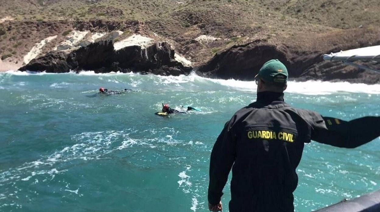 Los buzos de la Guardia Civil han rescatado el cadáver.