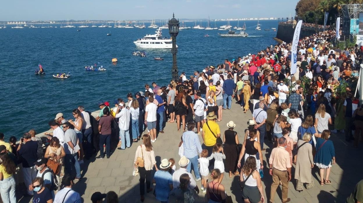 Miles de personas han visitado la ciudad para seguir .