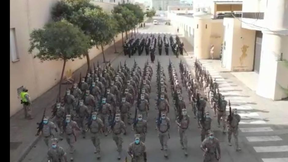 Vídeo: Así ensayan los militares gaditanos el desfile del 12-O en San Fernando