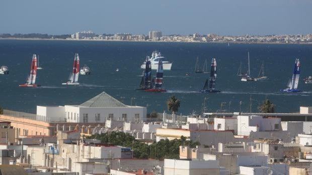 El puerto de Cádiz tiende la mano para celebrar más eventos como la SailGP