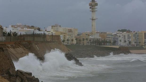 El tiempo en Cádiz: Aviso amarillo en el litoral de la provincia este martes por fuerte oleaje