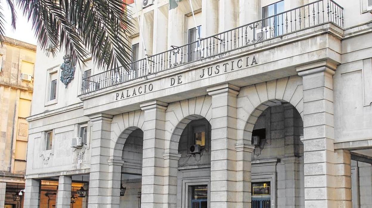 Fachada principal del edificio que alberga la Audiencia de Sevilla