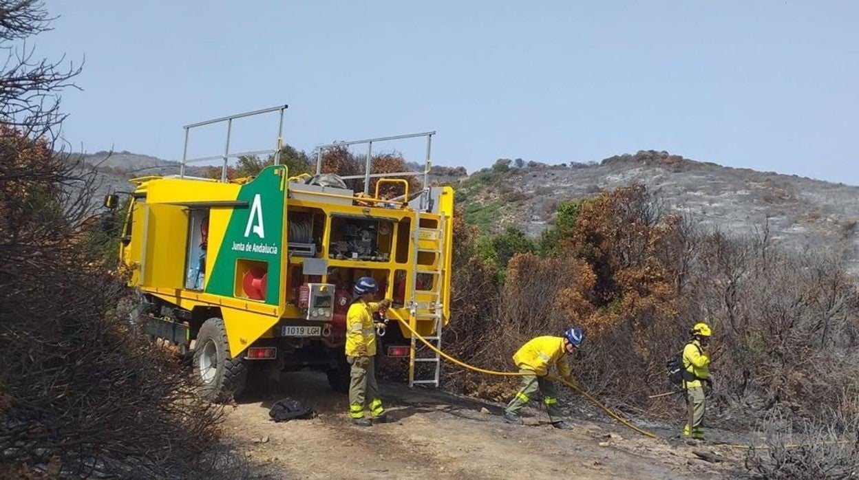 Infoca trabaja para el remate y extinción del incendio en Tarifa