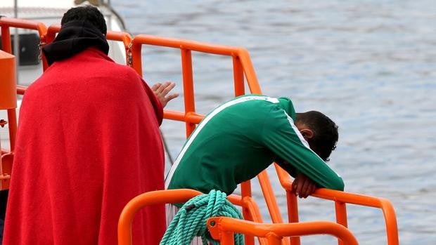 Cuatro inmigrantes fallecidos y 21 desaparecidos tras naufragar una patera frente a Barbate