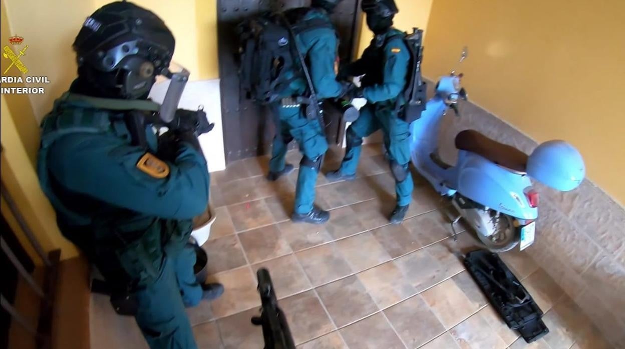 Momento de la entrada de agentes de la Guardia Civil a un registro en Sanlúcar de Barrameda hace unas semanas.