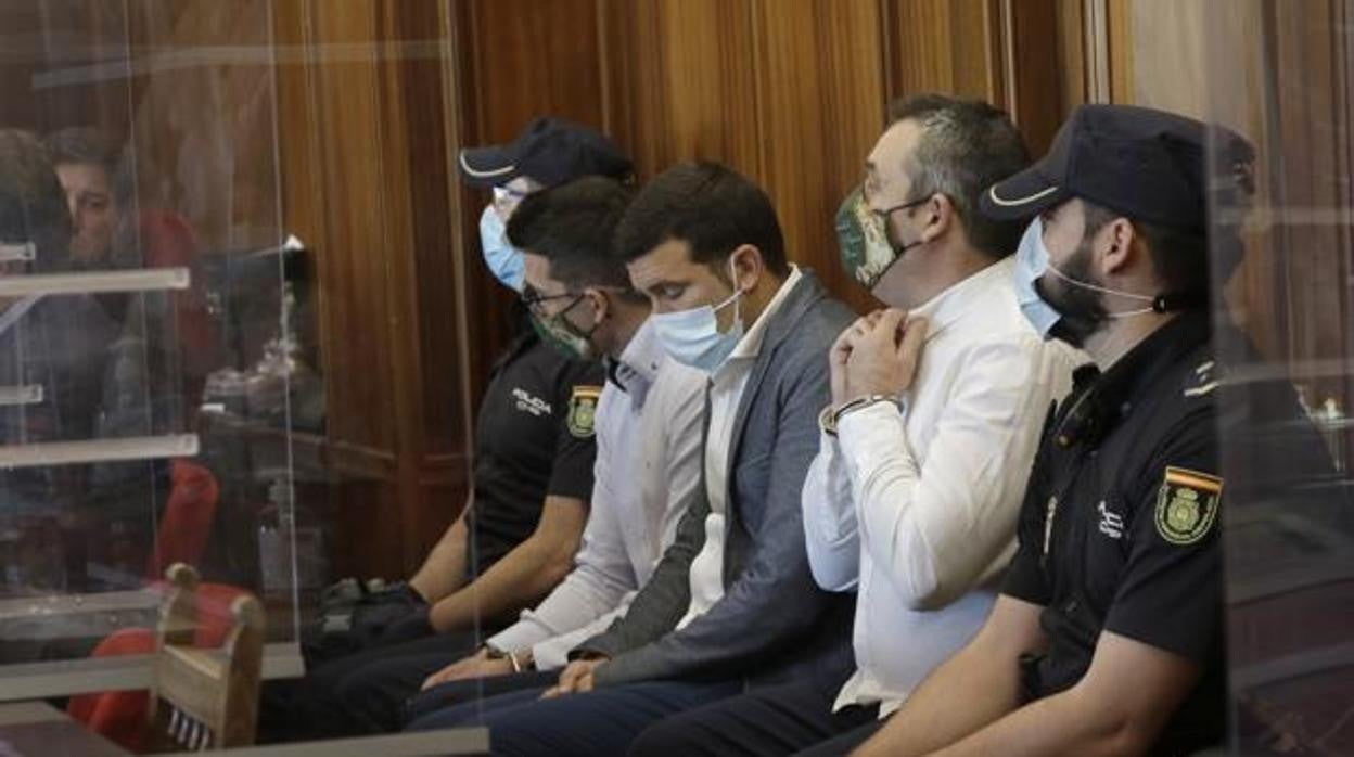 El principal acusado, el primero por la izquierda, durante el juicio en la Audiencia