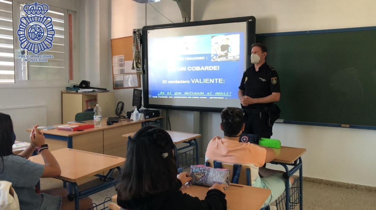 Un agente de la Policía Nacional imparte una charla en un colegio