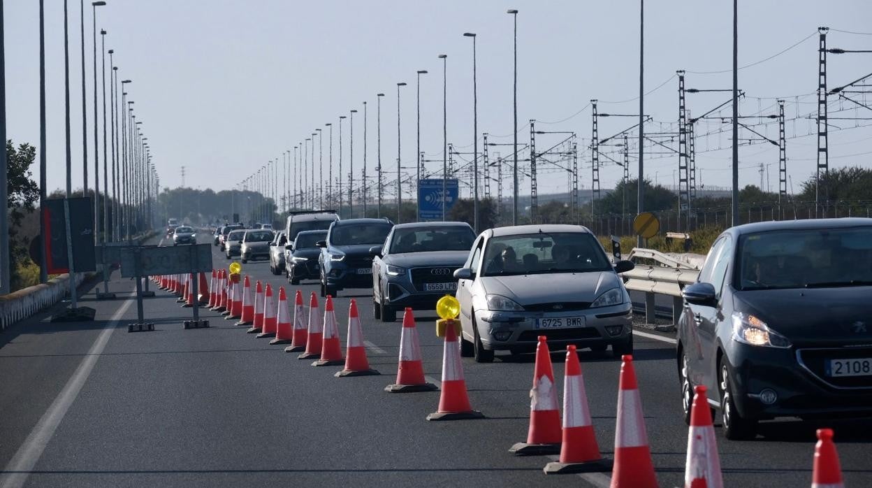 Atascos en la autovía de Cádiz a San Fernando.