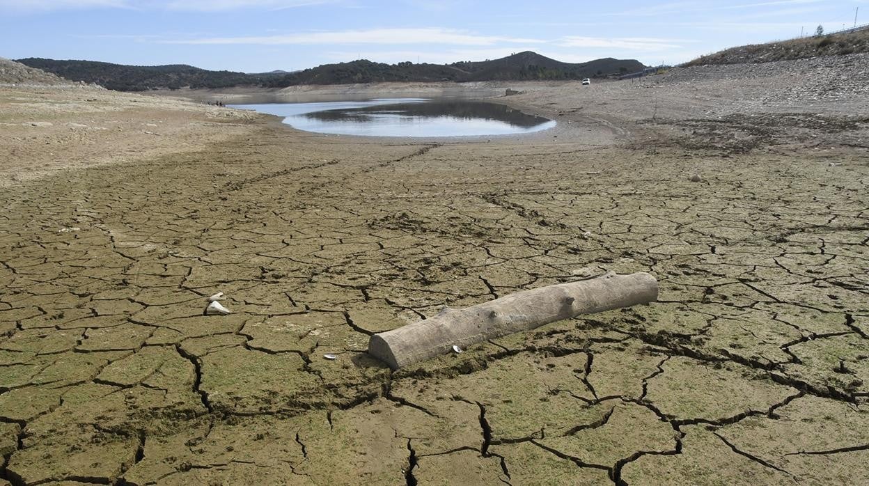 Imágenes tomadas hoy sobre el alarmante estado en que se encuentra el pantano de Aracena, uno de los que abastecen de agua a Sevilla