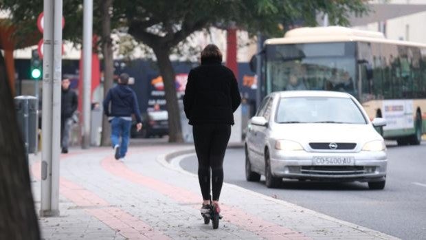 Más de 300 multas por infracciones de tráfico de los patinetes en Cádiz en sólo tres semanas