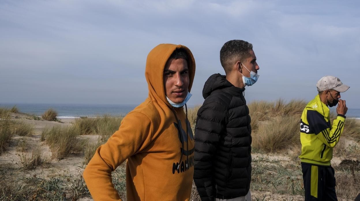 Inmigrantes marroquíes que llegaron este pasado domingo por la mañana a la playa de Cortadura, en Cádiz.