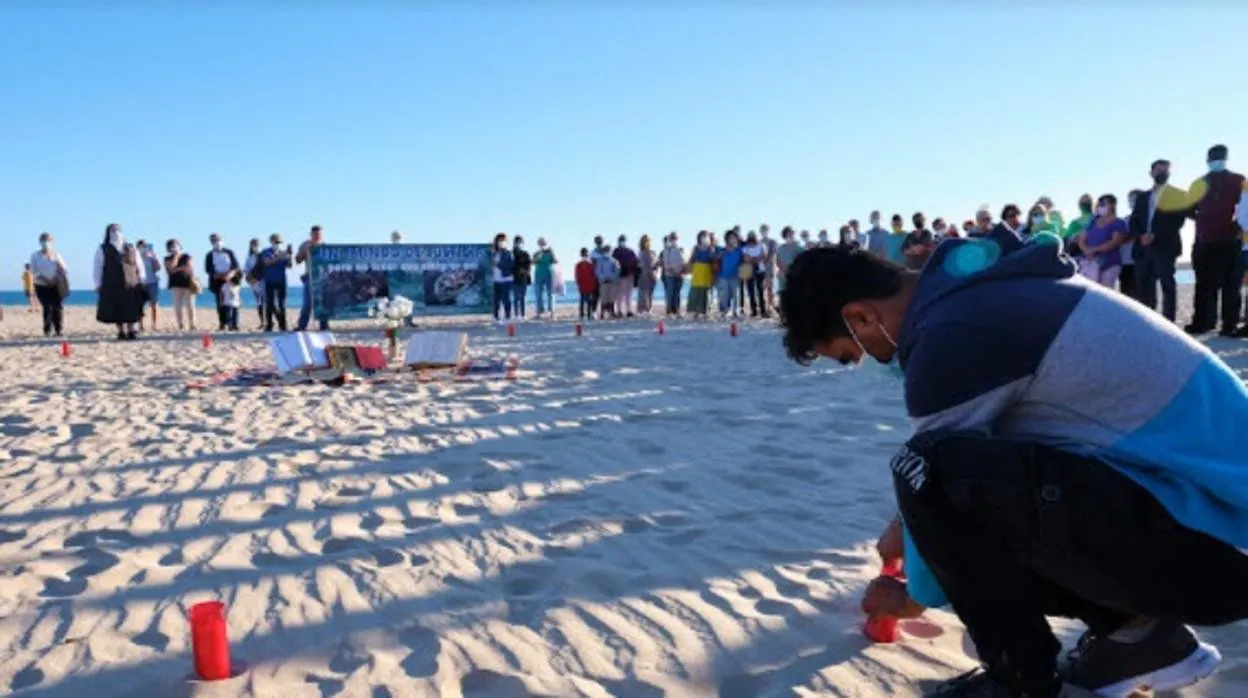 Cristianos y musulmanes rezan juntos por los migrantes muertos frente a la costa de Barbate
