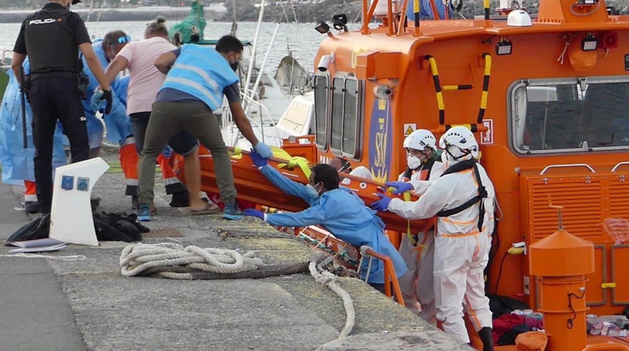 Imagen de archivo del desembarco de personas rescatadas por Salvamento Marítimo.