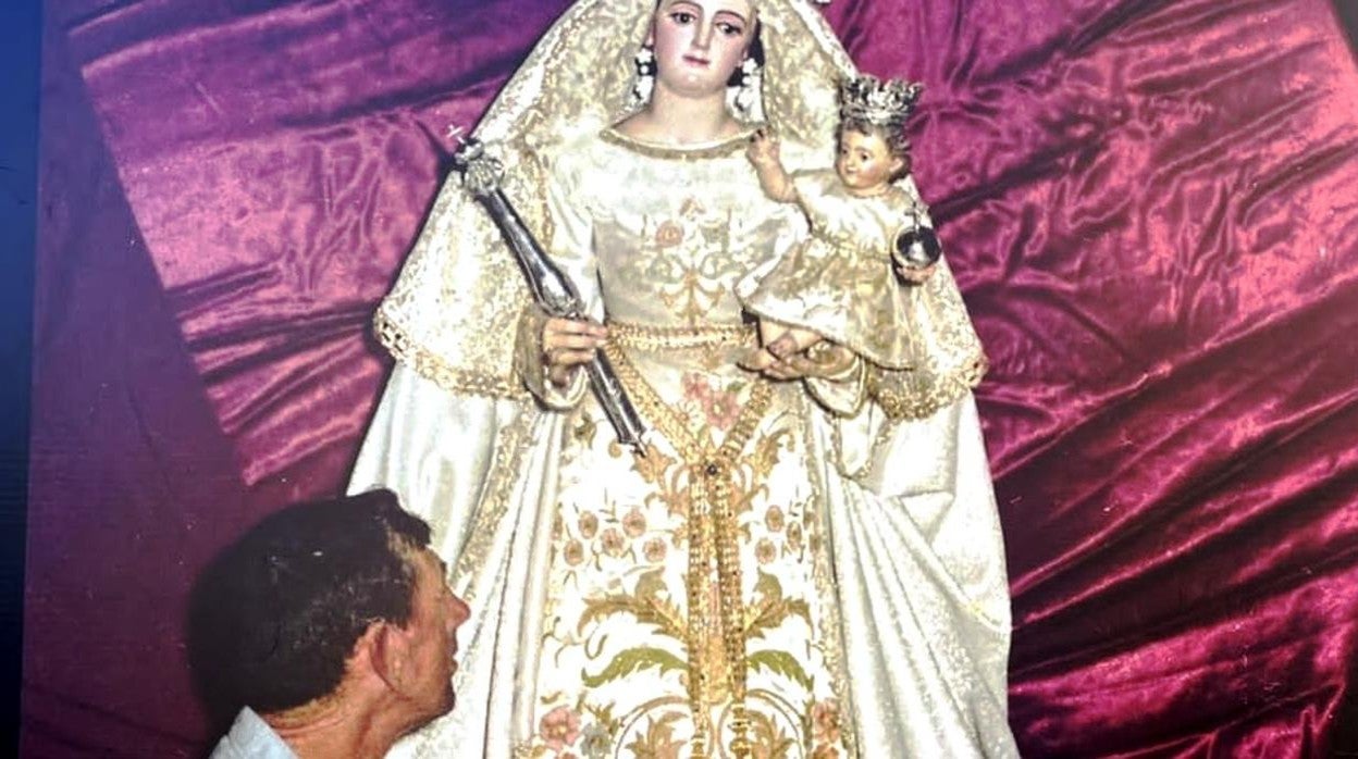 Manuel Cabeza ante la Santísima Virgen de las Nieves. Ca. 1980.