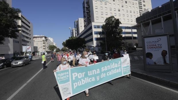 La Marea Blanca de Cádiz reivindica una sanidad pública y de calidad