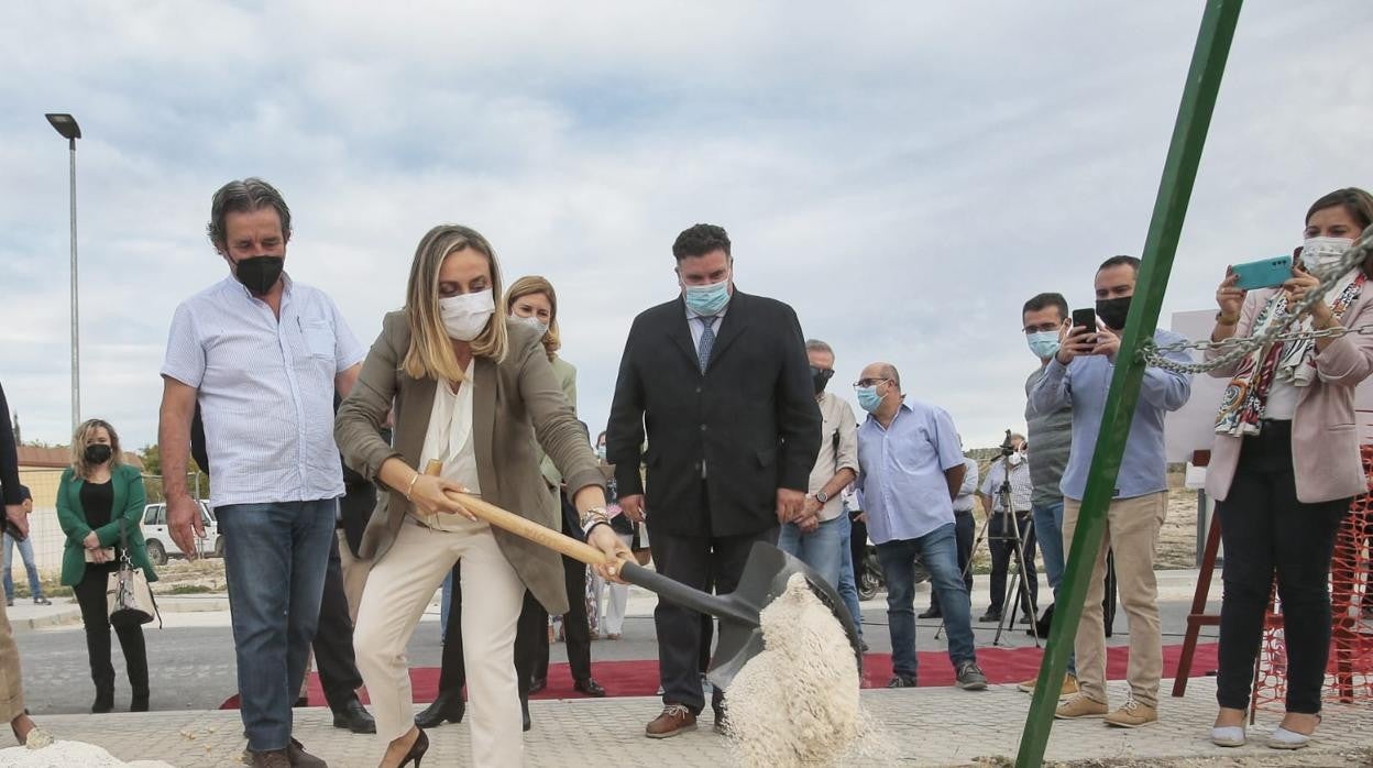 Colocación de la primera piedra de las nuevas viviendas en Morón, con la consjera Marifrán Carazo y el alcalde Juan Manuel Rodríguez