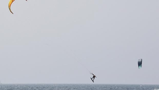 Muere un kitesurfista en Tarifa tras sufrir una caída