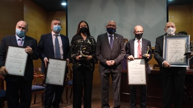 El Colegio de Médicos premia a Manuel Aguilar y a la UCI del Hospital de Jerez