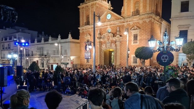 San Fernando sale a la calle para celebrar la noche del terror de Halloween