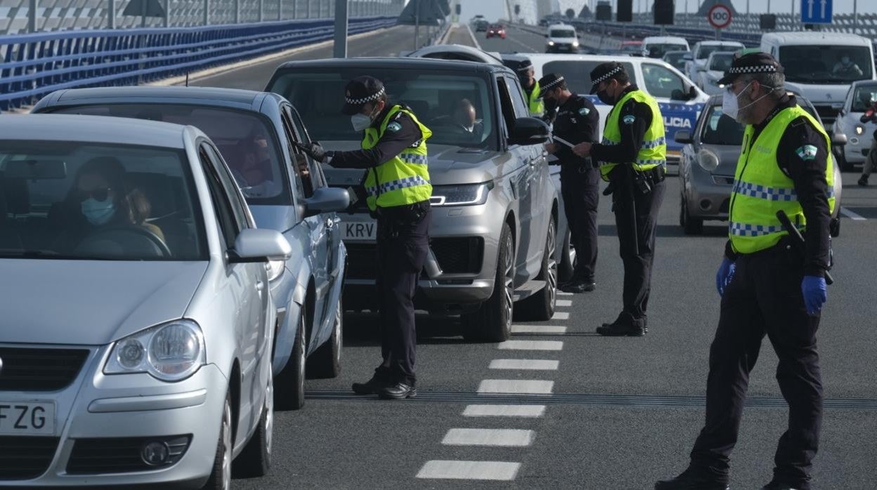 Agentes de la Policía Local realizan controles en el Puente de la Constitución de Cádiz.