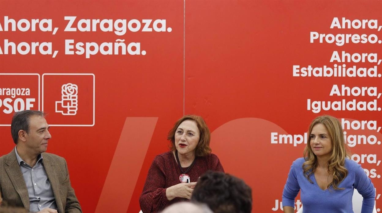 La senadora socialista por Cádiz, María Jesús Castro, en el centro de la imagen, en una fotografía de archivo.