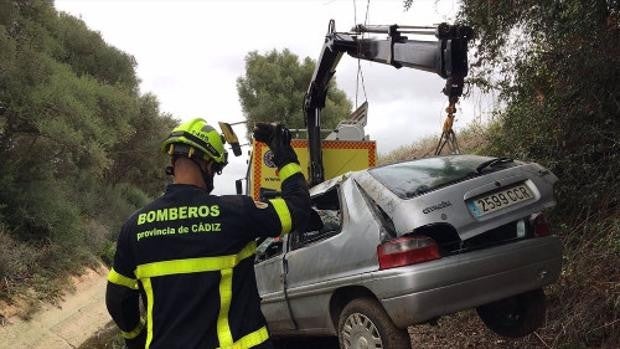 Fallece un conductor en Jerez tras caer con su vehículo a un canal sin agua