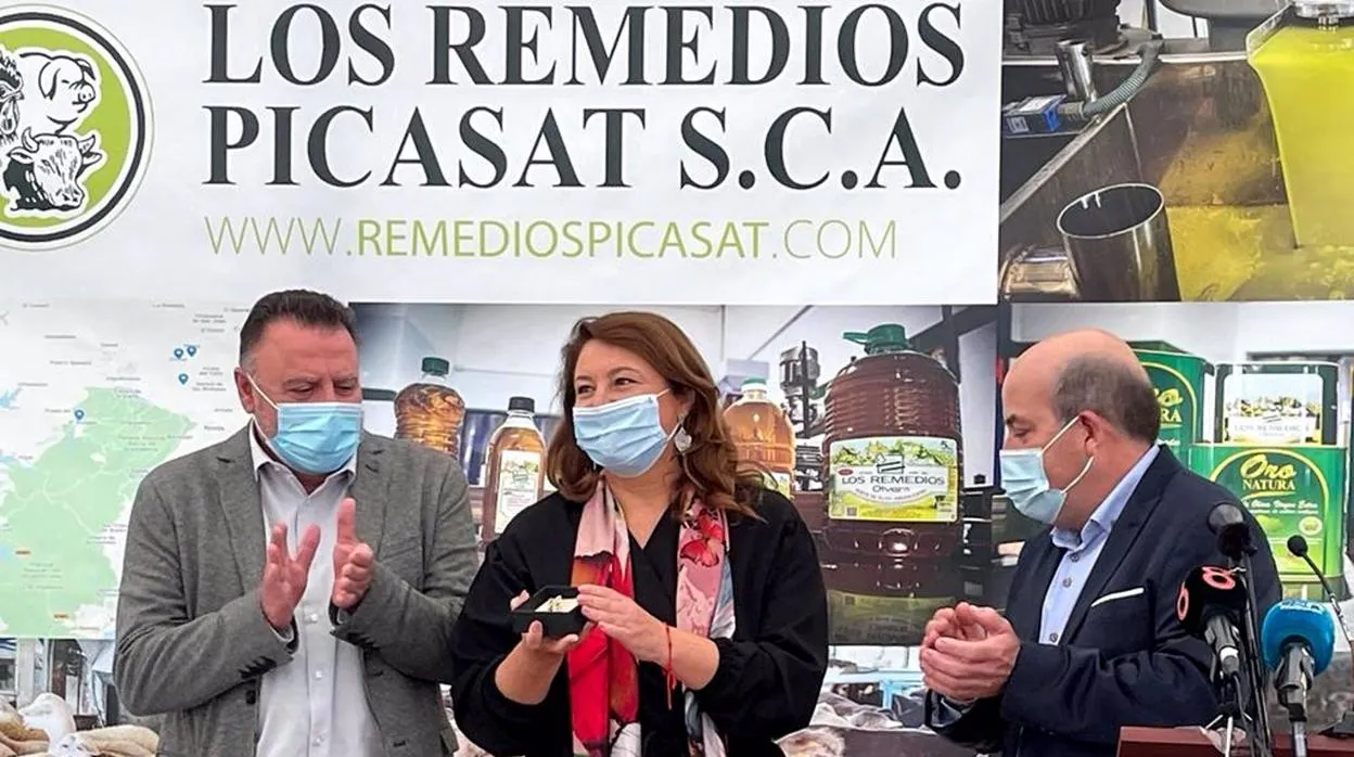 Carmen Crespo amadrinando la campaña olivarera de la Cooperativa Los Remedios-Picasat de la Sierra de Cádiz.
