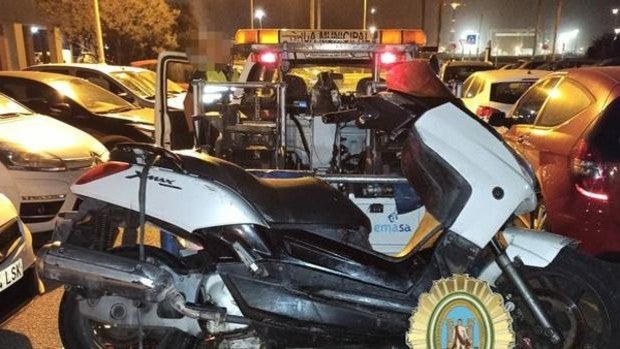 Atropella con una moto a un policía local en Cádiz y se da a la fuga