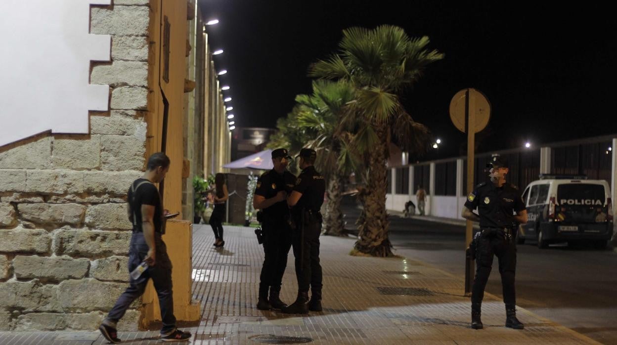 Policías nacionales en la Punta, en una foto de archivo.